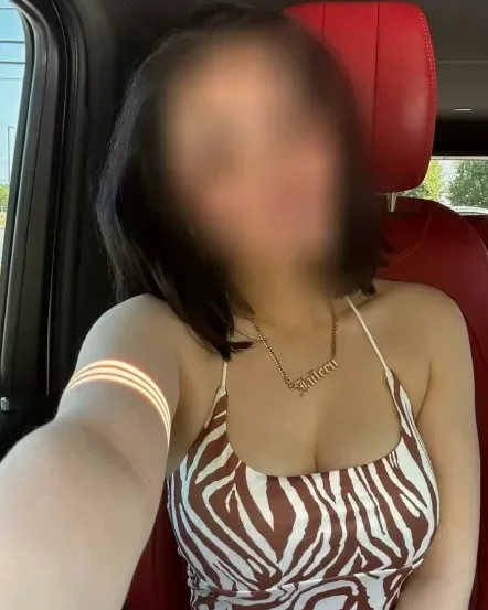 Daniela, 27