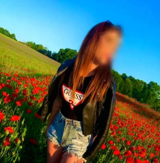 Sabrina, 27